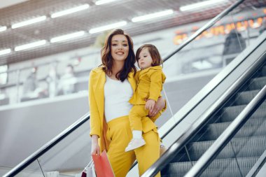 Anne ve kızı ile alışveriş çantası