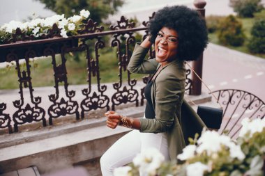 Bir yaz şehirde Afrikalı kız