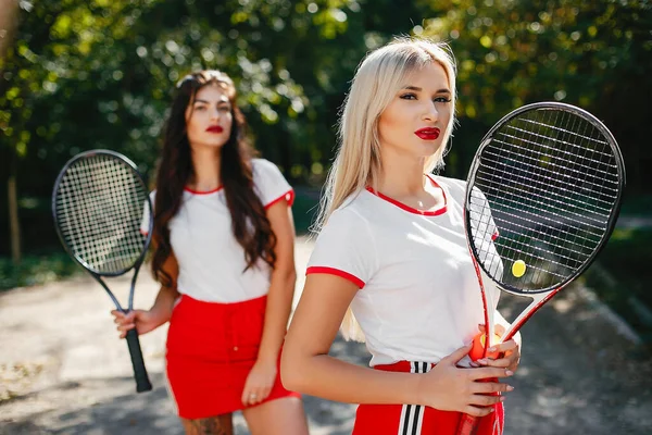 Belle ed eleganti ragazze in un parco estivo — Foto Stock