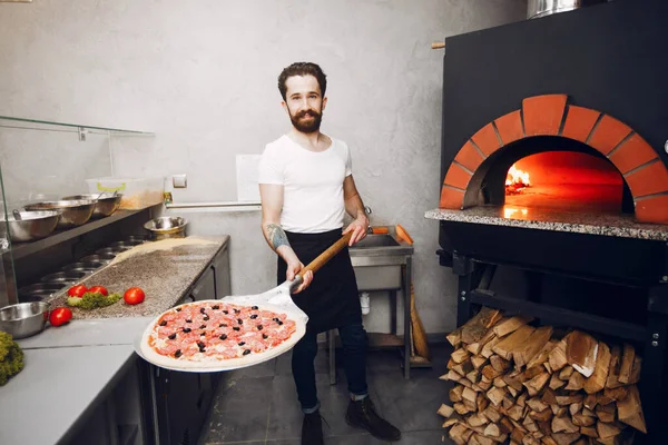 Chef en la cocina prepara pizza —  Fotos de Stock