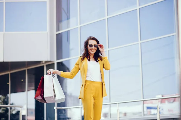 Menina bonito com saco de compras em uma cidade — Fotografia de Stock