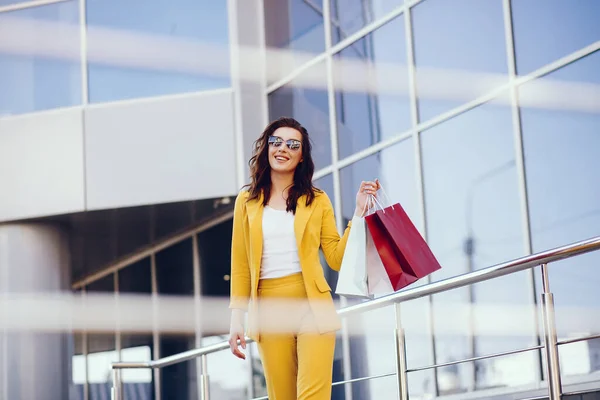 Linda chica con bolsa de compras en una ciudad —  Fotos de Stock