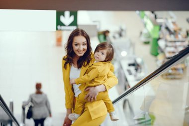 Anne ve kızı ile alışveriş çantası