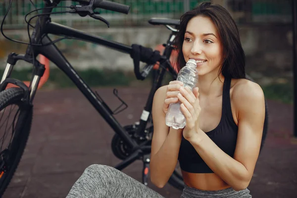 Belle fille sportive dans un parc d'été — Photo