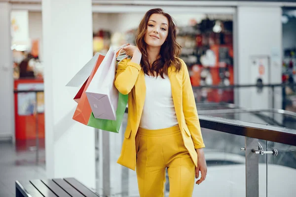 Menina bonito com saco de compras em uma cidade — Fotografia de Stock