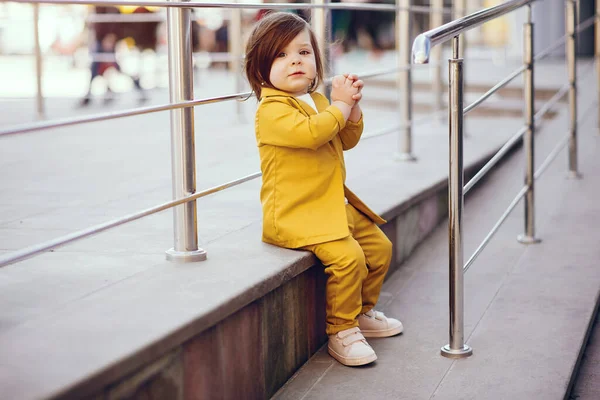 Menina bonito com saco de compras em uma cidade — Fotografia de Stock