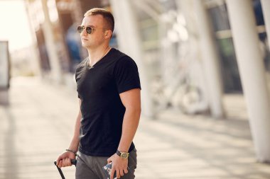 Havaalanında duran yakışıklı adam