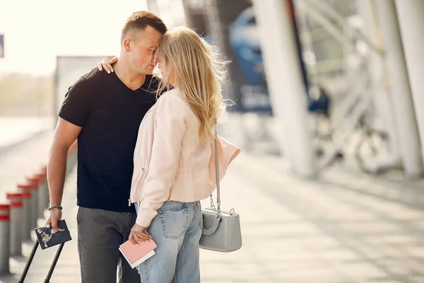 Beau couple debout dans un aéroport — Photo