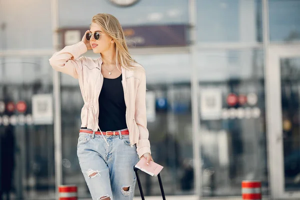 Hermosa chica de pie en un aeropuerto — Foto de Stock