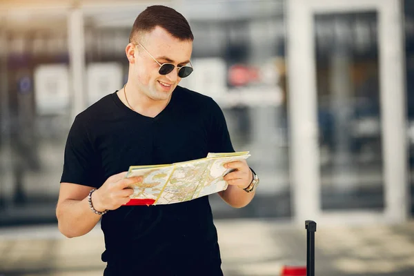 Schöner Mann, der auf einem Flughafen steht — Stockfoto