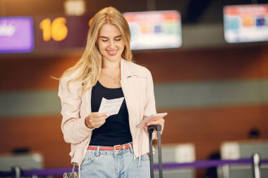 Havaalanında duran güzel kız