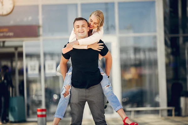 Vackert par stående i en flygplats — Stockfoto