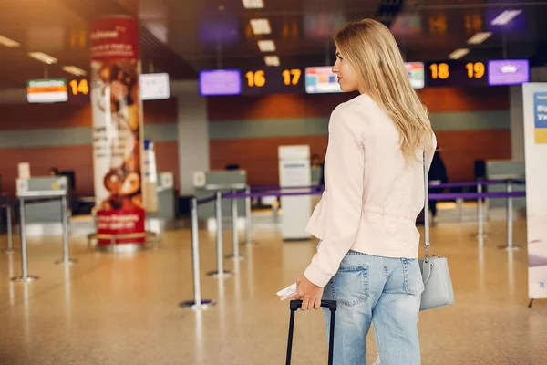 Όμορφο κορίτσι στέκεται σε ένα αεροδρόμιο — Φωτογραφία Αρχείου