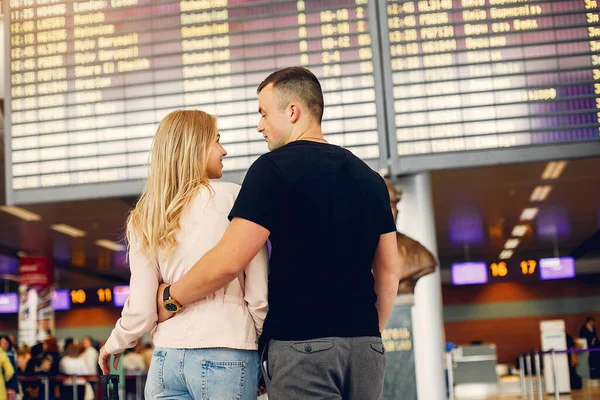 Piękna para stoi na lotnisku — Zdjęcie stockowe