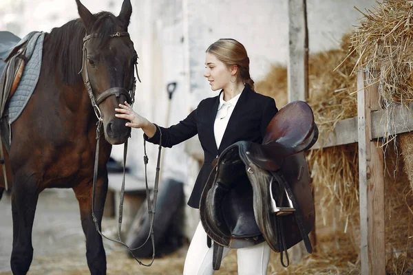 O cavaleiro em forma preta treina com o cavalo — Fotografia de Stock