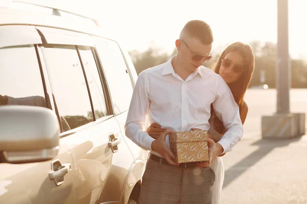 Beau couple passer du temps dans un parc d'été près d'une voiture — Photo