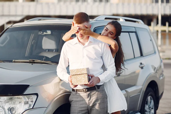 Beau couple passer du temps dans un parc d'été près d'une voiture — Photo