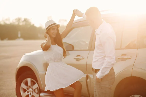 Beau couple passer du temps dans un parc d'été près d'une voiture — Photo