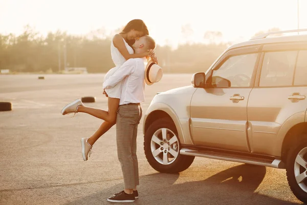 Beau couple passer du temps dans un parc d'été près d'une voiture — Photo