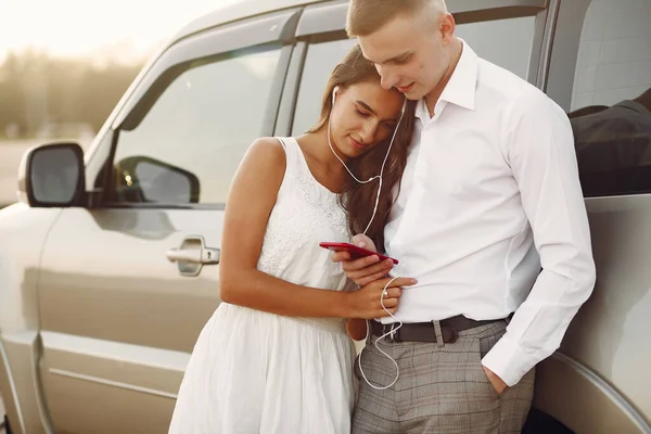 Beau couple passer du temps dans un parc d'été près d'une voiture — Photo