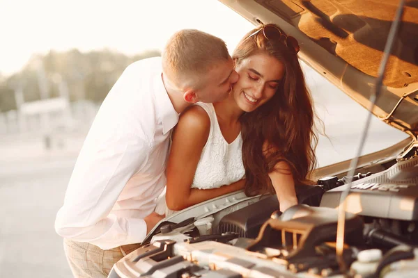 Beau couple passer du temps dans un parc d'été près d'une voiture — Photo