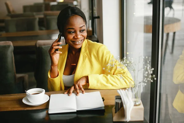 Mulher de negócios elegante que trabalha em um escritório — Fotografia de Stock