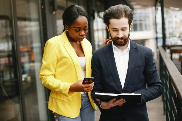 Snygg affärsman som jobbar på kontor med partner — Stockfoto