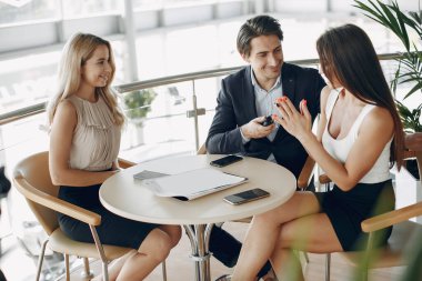 Ofiste çalışan şık bir işadamı.