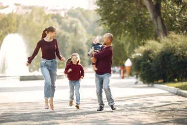 Sonbahar parkında tatlı çocuklu bir aile.