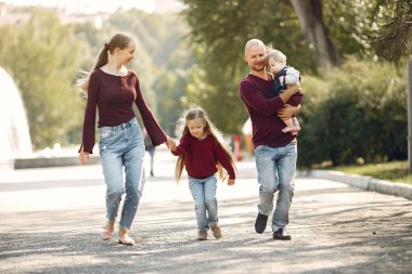 Sonbahar parkında tatlı çocuklu bir aile.
