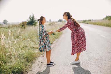 Şirin ve şık aile yaz alanında