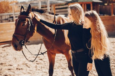 Bir çiftliği bir atı ile zarif kızlar