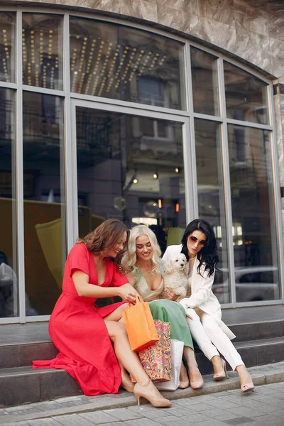 Три элегантные женщины с сумками в городе — стоковое фото