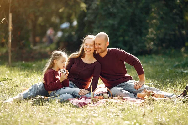 Familie mit niedlichen Kindern in einem herbstlichen Park — Stockfoto