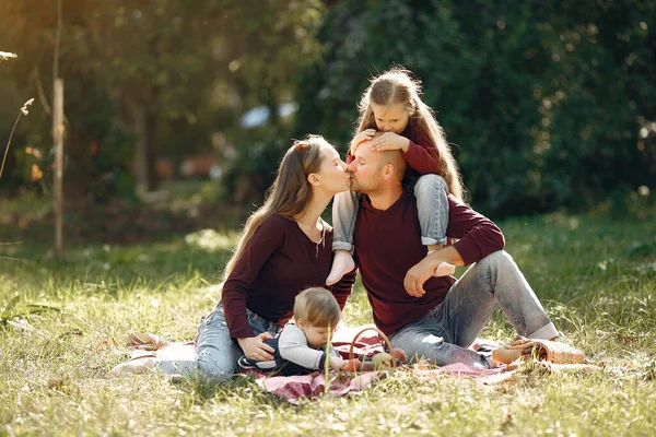 Familie mit niedlichen Kindern in einem herbstlichen Park — Stockfoto