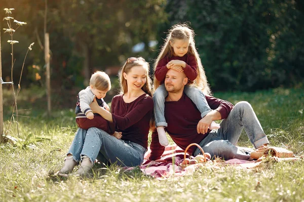 Família com crianças bonitos em um parque de outono — Fotografia de Stock