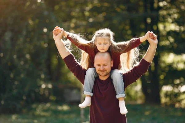 Jolie famille jouant dans un parc d'automne — Photo