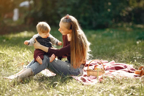 Μητέρα με κόρη που παίζει σε ένα καλοκαιρινό πάρκο — Φωτογραφία Αρχείου