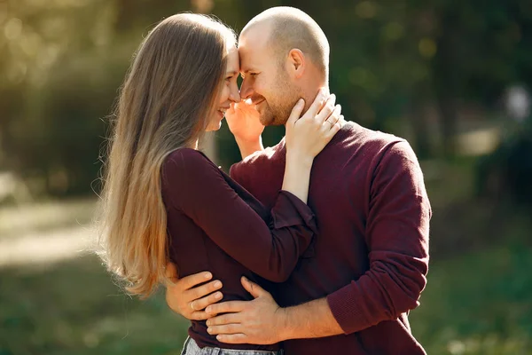 Beautiful couple spend time in a autumn park — Stock Photo, Image