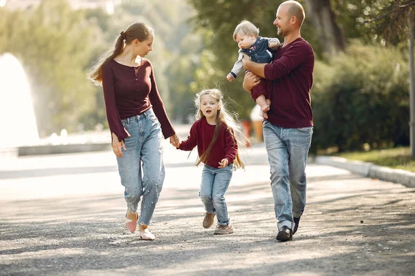 Familie mit niedlichen Kindern in einem herbstlichen Park — Stockfoto