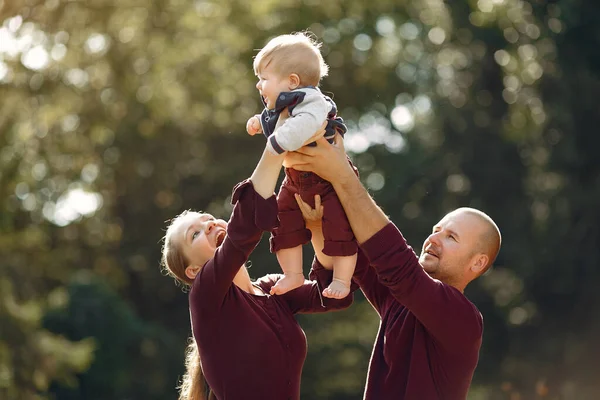 Familie mit niedlichen Kindern in einem herbstlichen Park — Stockfoto