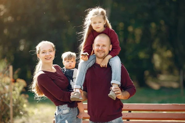 Família com crianças bonitos em um parque de outono — Fotografia de Stock