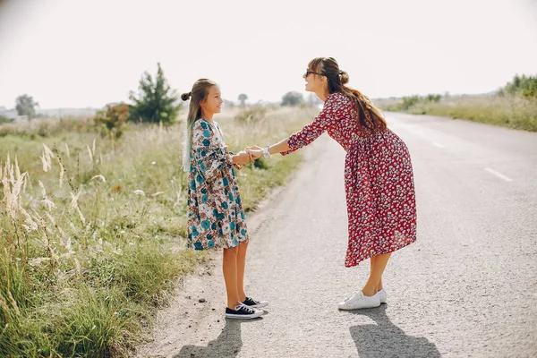 Famiglia carina ed elegante in un campo estivo — Foto Stock