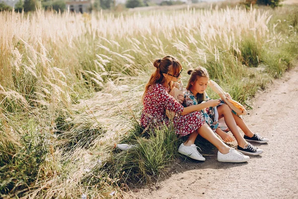 Roztomilé a stylový rodinný letní pole — Stock fotografie