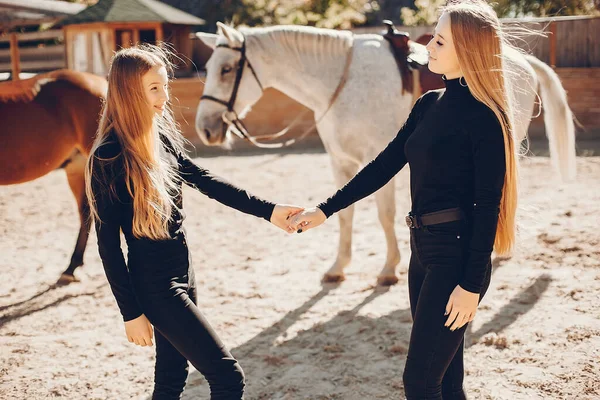 Eleganckie dziewczyny z koniem w ranczo — Zdjęcie stockowe