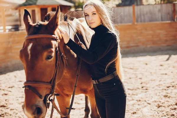 Detta tjej med en häst i en ranch — Stockfoto