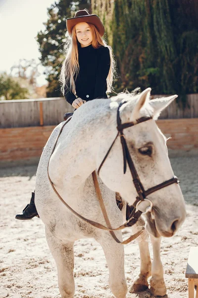 Menina elegante com um cavalo em um rancho — Fotografia de Stock