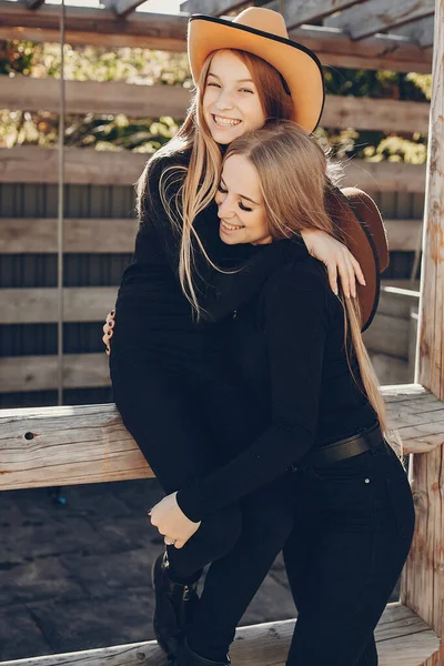 Girls in a cowboys hat on a ranch — Stock Photo, Image