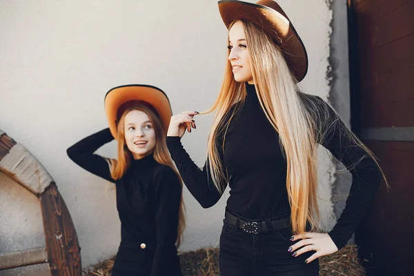 Meninas em um chapéu de cowboys em um rancho — Fotografia de Stock