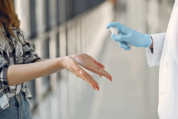 Le médecin pulvérise l'antiseptique sur les mains des patients — Photo